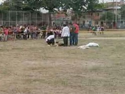 Pada 2016, sebuah pertandingan sepakbola di distrik Cordoba, Argentina, terpaksa dihentikan setelah wasit bernama Cesar Flores tewas ditembak di lapangan. Pelakunya adalah pemain yang dikartu merah sang wasit. (Foto: Screenshots Youtube)