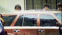 Maradona pernah terlibat insiden penembakan terhadap reporter di kediamannya pada tahun 1994. Legenda timnas Argentina itu menembaki reporter bersama dua rekannya, yang kemudian dihukum dua tahun 10 bulan penjara. (Foto: Screenshots Youtube)
