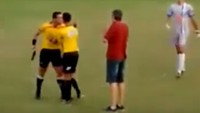 Wasit bernama Gabriel Murta menenteng pistol ke lapangan karena kesal dipukul pemain dalam laga Brumadinho vs Amantes de Bola, klub amatir di Brasil. Ia mengacungkan pistol sebelum diamankan rekannya. Murta dihukum dan diperiksa kejiwaannya usai insiden itu. (Foto: Screenshots Youtube)