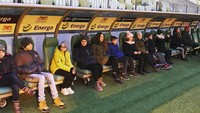 Pengunjung juga bisa merasakan duduk di bangku pemain layaknya pelatih. Foto: Instagram @stadionenerga