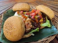 Berikut adalah tulisan tentang Resep Burger Sehat dengan Patty Rendah Lemak:
