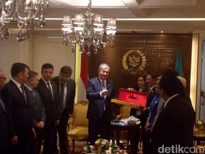 Parlemen Kazakhstan Kunjungi DPR RI, Fadli Zon Hadiahkan Keris