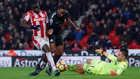 Raheem Sterling sebenarnya punya peluang emas untuk menambah keunggulan City, tapi dia menyia-nyiakannya. Foto: Andrew Couldridge/Action Images via Reuters