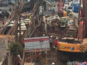 Petugas Gali Lokasi Pipa Gas PGN Bocor di Depan BNN Petugas Gali Lokasi Pipa Gas PGN Bocor di Depan BNN