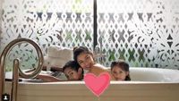 Momen Kebersamaan Nana Mirdad dan Buah Hatinya
