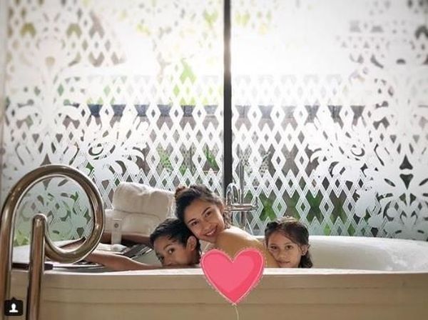 Momen Kebersamaan Nana Mirdad dan Buah Hatinya