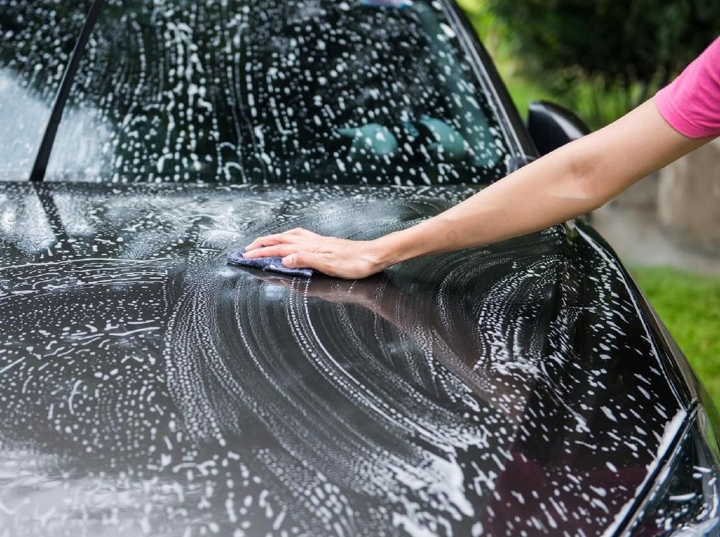 4 Tips Cuci Mobil #dirumahaja, Ruang Mesin Perlu Disemprot Air?