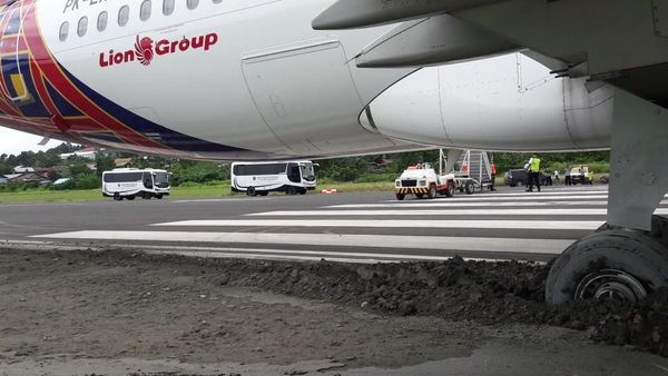 Foto: Roda Batik Air yang Terjerembab ke Pasir di Bandara Manokwari