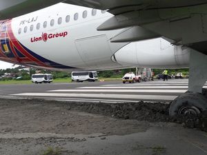 Foto: Roda Batik Air yang Terjerembab ke Pasir di Bandara Manokwari Foto: Roda Batik Air yang Terjerembab ke Pasir di Bandara Manokwari