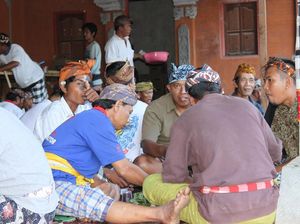 Makin Akrab! Begini Tradisi Megibung, Makan Bersama Khas Karangasem
