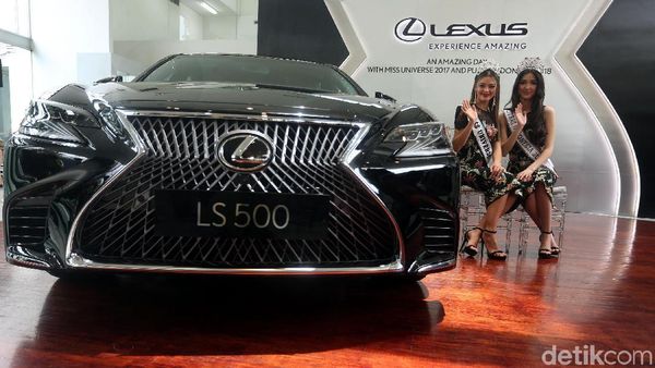 Wanita Cantik Sejagat dan Mobil Mewah