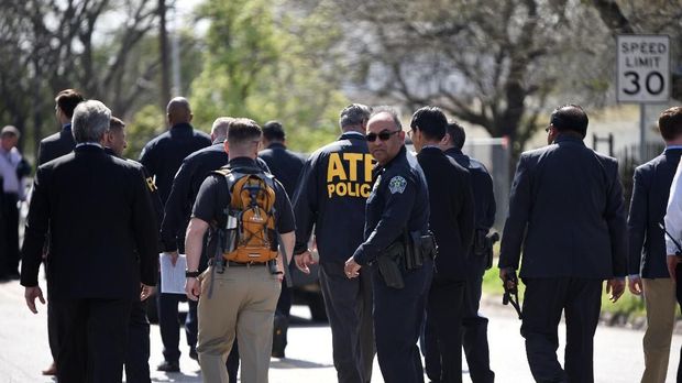 Polisi penyelidik insiden ledakan bom paket di Austin, Texas.
