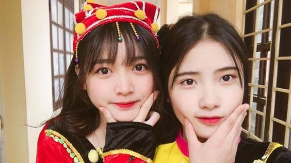 Potret Memesona Siswa SMA Cantik yang Viral karena Bantu Ibu Jualan Tahu