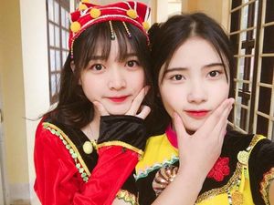 Potret Memesona Siswa SMA Cantik yang Viral karena Bantu Ibu Jualan Tahu Potret Memesona Siswa SMA Cantik yang Viral karena Bantu Ibu Jualan Tahu