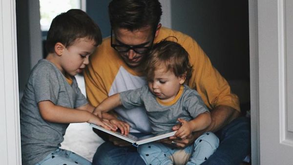Potret Serunya Fatherhood Ala Tom Fletcher, Penyanyi Band McFly