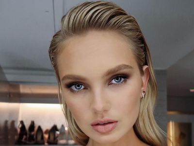 Foto: Cantiknya Romee Strijd, Model Victorias Secret yang Bermata Indah