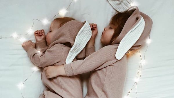 Kompaknya Kakak Adik Ini saat Pakai Baju Tidur