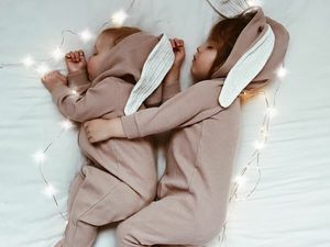 Kompaknya Kakak Adik Ini saat Pakai Baju Tidur