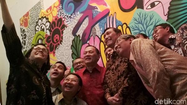 Serunya Sri Mulyani Selfie Bareng Luhut hingga Gubernur BI