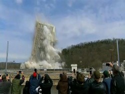 Bum! Detik-detik Capital Plaza Tower di Kentucky Diledakkan