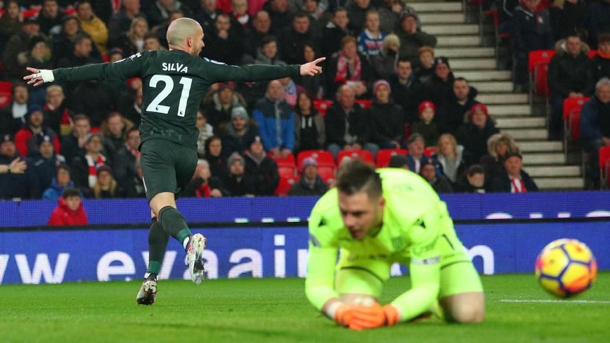 David Silva membawa Manchester City unggul 1-0 atas Stoke City (Foto: Hannah McKay/Reuters)
