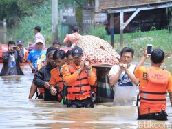 Jenazah Warga Baleendah Ditandu Terobos Banjir Satu Meter