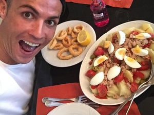 Begini Aksi Cristiano Ronaldo dan Selebgram Awkarin Saat Makan Begini Aksi Cristiano Ronaldo dan Selebgram Awkarin Saat Makan