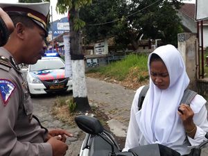 Dihukum Terjaring Operasi, Pelajar Ini Menangis Tak Hapal Pancasila Dihukum Terjaring Operasi, Pelajar Ini Menangis Tak Hapal Pancasila