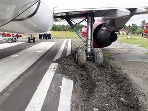 Lion Selidiki Insiden Roda Batik Air Amblas ke Pasir di Manokwari Lion Selidiki Insiden Roda Batik Air Amblas ke Pasir di Manokwari
