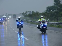 Hujan-hujanan Naik Moge, Kakorlantas Pantau Jalur Mudik 2018