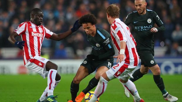 Manchester City mendominasi penguasaan bola namun minim peluang emas di babak pertama.