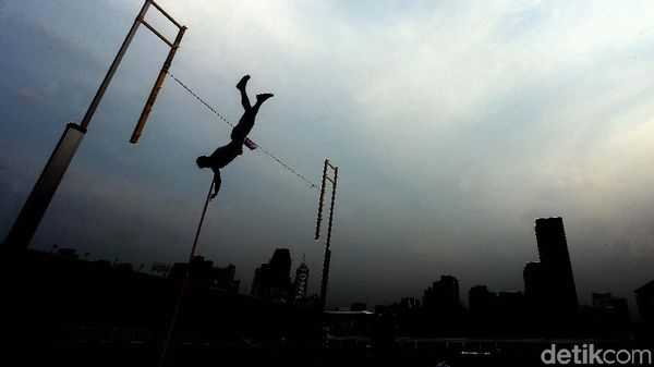 Atlet Pelatnas Atletik Berlatih di Stadion Madya