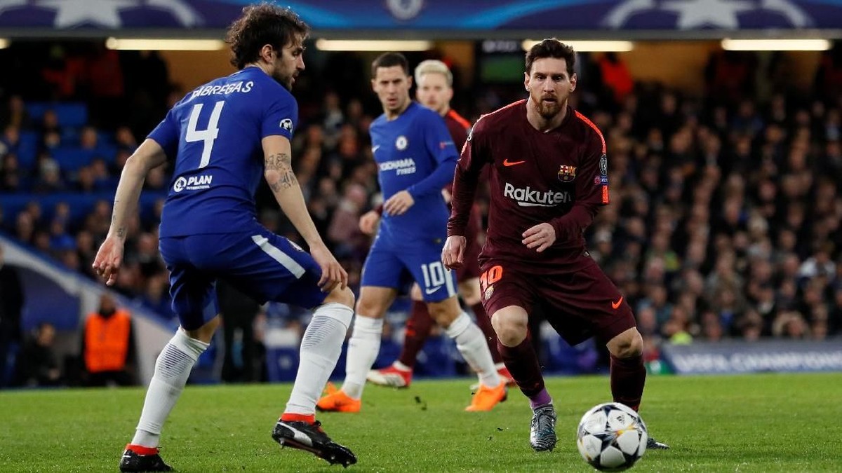 Cesc Fabregas akan berupaya maksimal untuk menghentikan Lionel Messi (Foto: David Klein/Reuters)