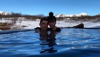 Dan ini adalah ketika Ronaldo dan Georgina berendam di sebuah kolam alami. Ronaldo yang mengunggah foto itu, menulis captionnya Amazing Day yang artinya hari yang menakjubkan. Ya, liburanmu memang sangat luar biasa, Ronaldo. (Foto: Instagram @cristiano)