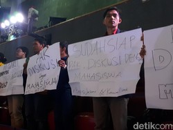 Momen Mahasiswa Bentangkan Poster Tantang Adu Debat 4 Paslon