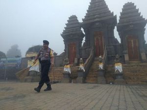 Harmonisnya Polisi dan Warga Bersihkan Pura di Lautan Pasir Bromo