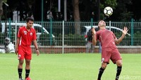 Seorang pemain Persija mengontrol bola.
