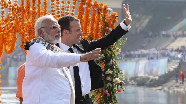 Momen Presiden Macron Susuri Sungai Gangga Bareng PM Modi