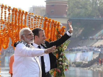 Momen Presiden Macron Susuri Sungai Gangga Bareng PM Modi