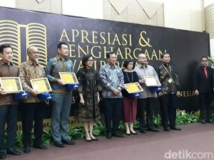 Sri Mulyani Beri Penghargaan Bos Perusahaan yang Patuh Bayar Pajak