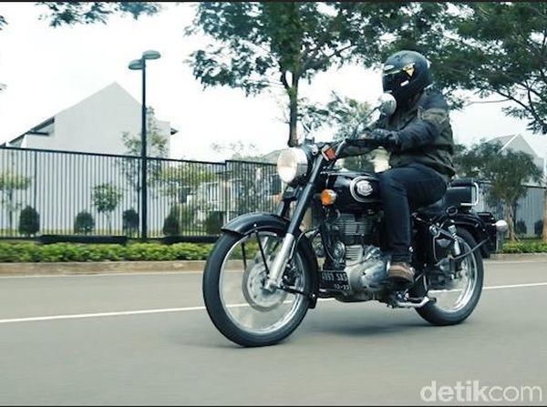 Royal Enfield Bullet 500, Motor Klasik yang Laki Banget, Bro!