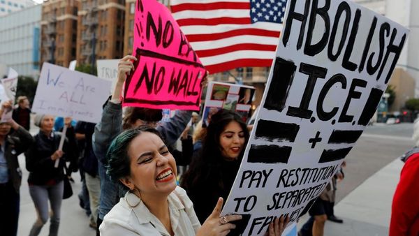 Foto: Kunjungan Trump ke Dinding Perbatasan Didemo Warga