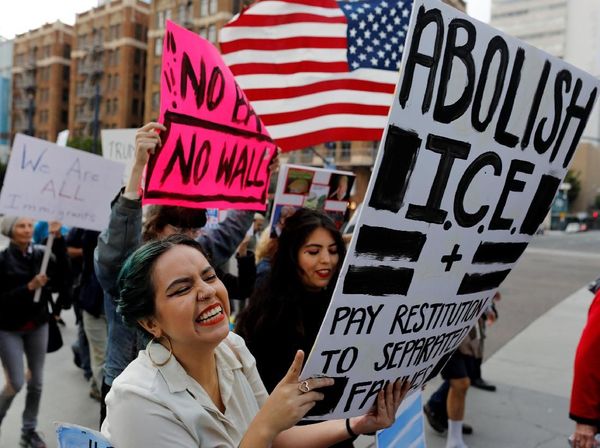 Foto: Kunjungan Trump ke Dinding Perbatasan Didemo Warga