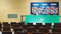 Seperti inilah ruang konferensi pers di Stadion Energa Gdansk. Foto: Instagram @stadionenerga