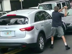 Mau Kabur Setelah Tabrak Lari, Mobil Dipukuli Pakai Palu Godam