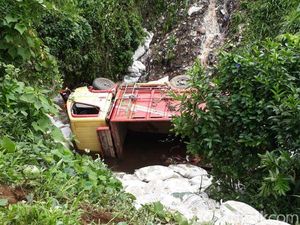 Truk Masuk Jurang di Banjarnegara, 3 Meninggal 2 Luka-luka Truk Masuk Jurang di Banjarnegara, 3 Meninggal 2 Luka-luka