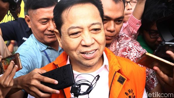 Usai Diperiksa KPK, Setya Novanto Senyum-senyum Aja