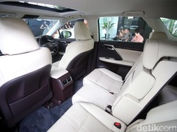 Orang Kaya Bisa Leha-leha Sekeluarga Naik Mobil Ini