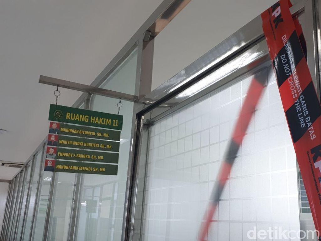 Ruang Hakim dan Meja Kerja Panitera di PN Tangerang Disegel KPK Ruang Hakim dan Meja Kerja Panitera di PN Tangerang Disegel KPK