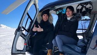 Ronaldo berlibur bersama kekasihnya, Georgina pada Senin (11/3/2018) waktu setempat. Pegunungan salju menjadi lokasi wisatanya. Terlihat keduanya hendak turun dari helikopter. (Foto: Instagram @georginagio)